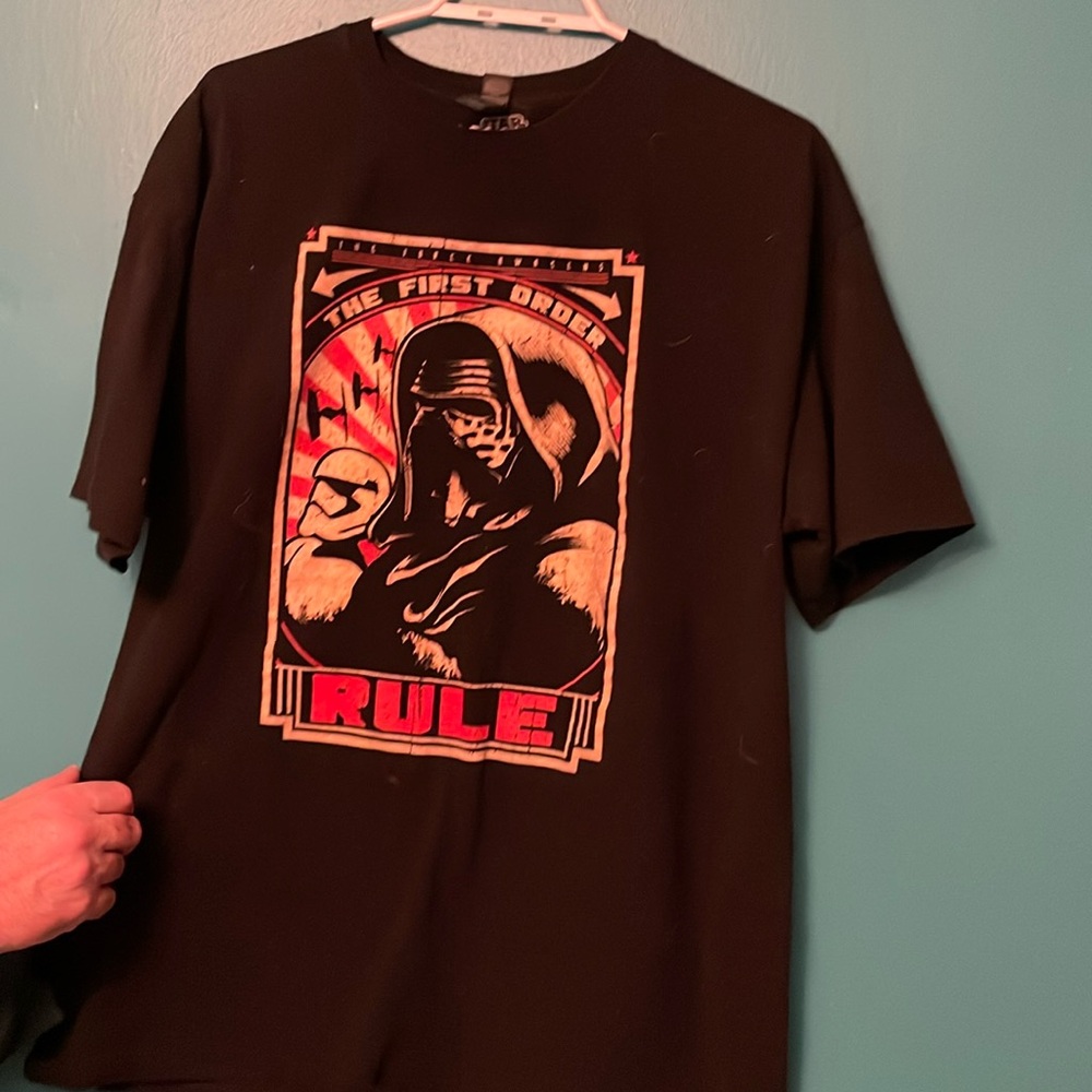 Star Wars T shirt. Worn a few times. Excellent shape, no rips, tears. Size XL